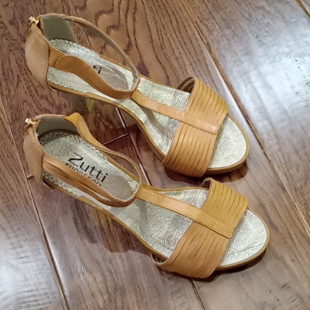 Zutti Super Soft 4" Strappy Heels